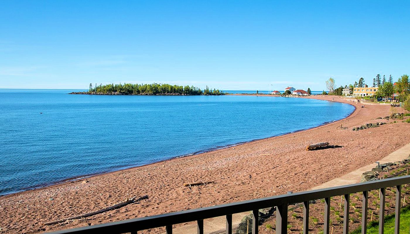 Beautiful Lake Superior Views from all Guest Rooms & Suits - Superior Inn Grand Marais 