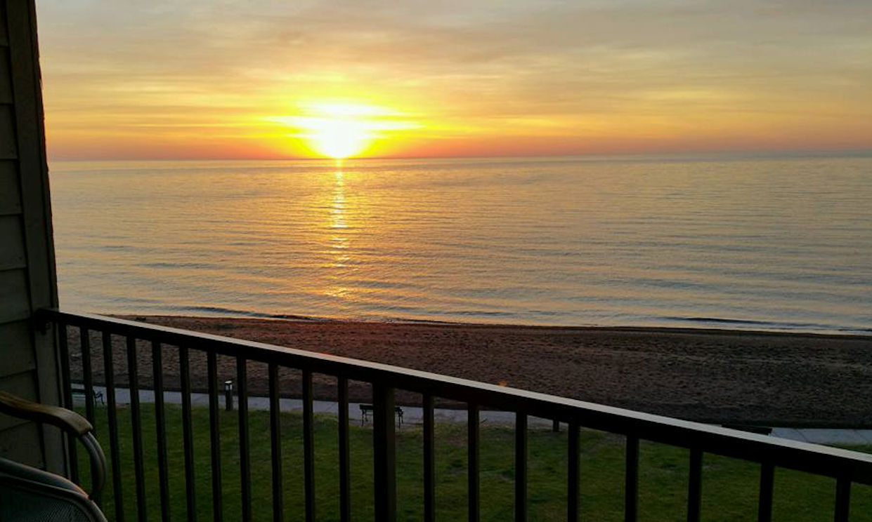 Beautiful Lake Superior Views from all Guest Rooms & Suits - Superior Inn Grand Marais 